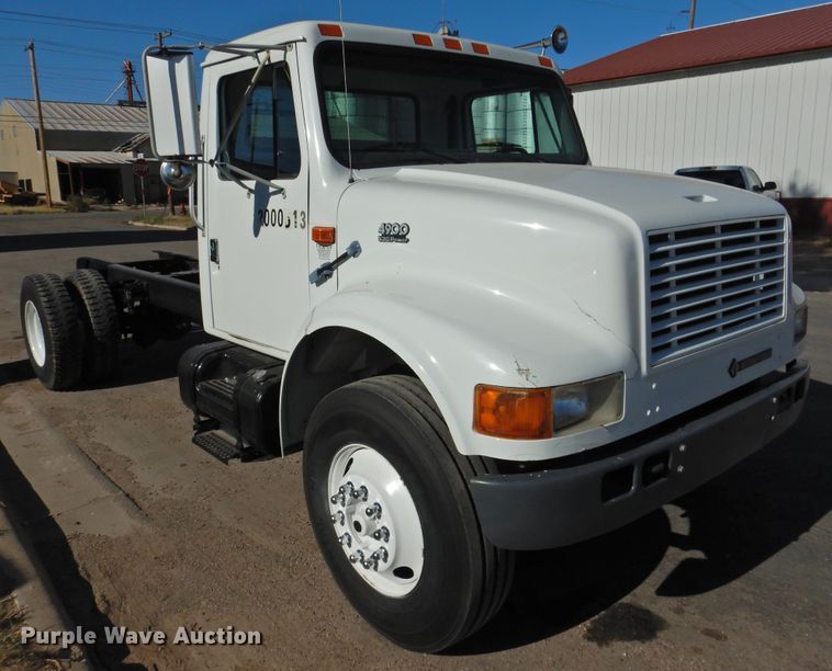 image for item DN0003 2000 International 4900  truck cab and chassis