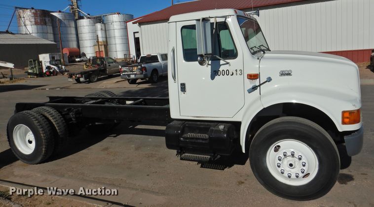 image for item DN0003 2000 International 4900  truck cab and chassis