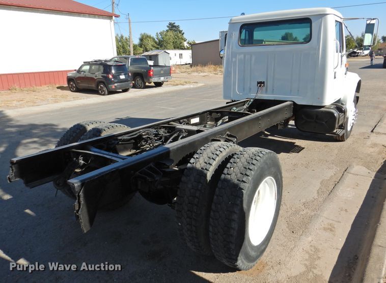 image for item DN0003 2000 International 4900  truck cab and chassis