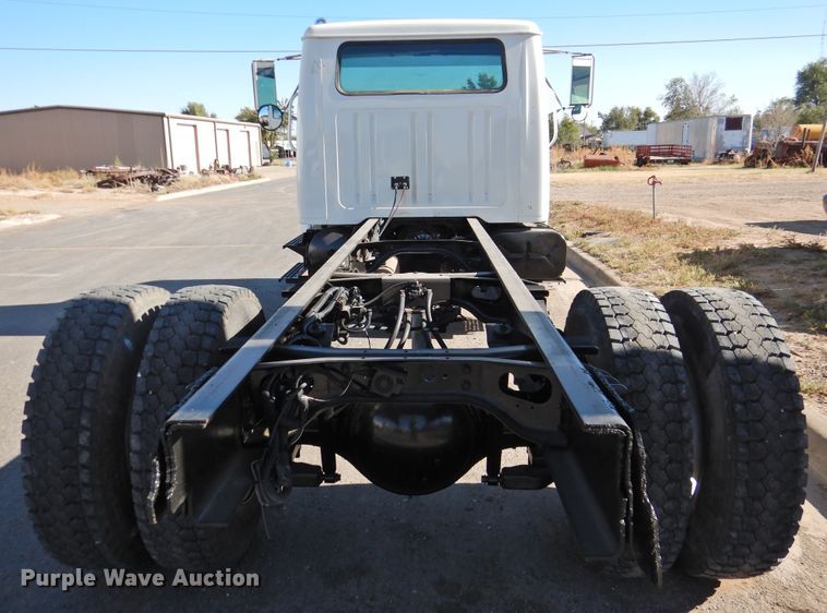 image for item DN0003 2000 International 4900  truck cab and chassis