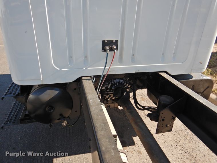 image for item DN0003 2000 International 4900  truck cab and chassis