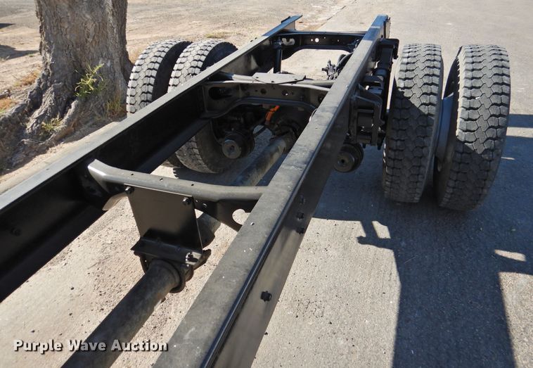 image for item DN0003 2000 International 4900  truck cab and chassis