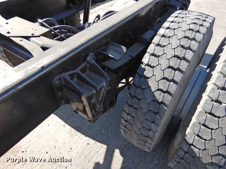 image for item DN0003 2000 International 4900  truck cab and chassis