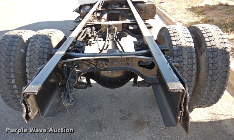 image for item DN0003 2000 International 4900  truck cab and chassis