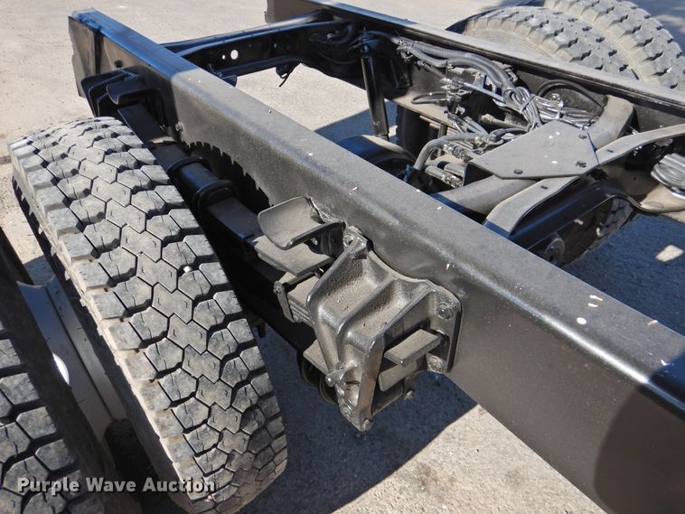 image for item DN0003 2000 International 4900  truck cab and chassis