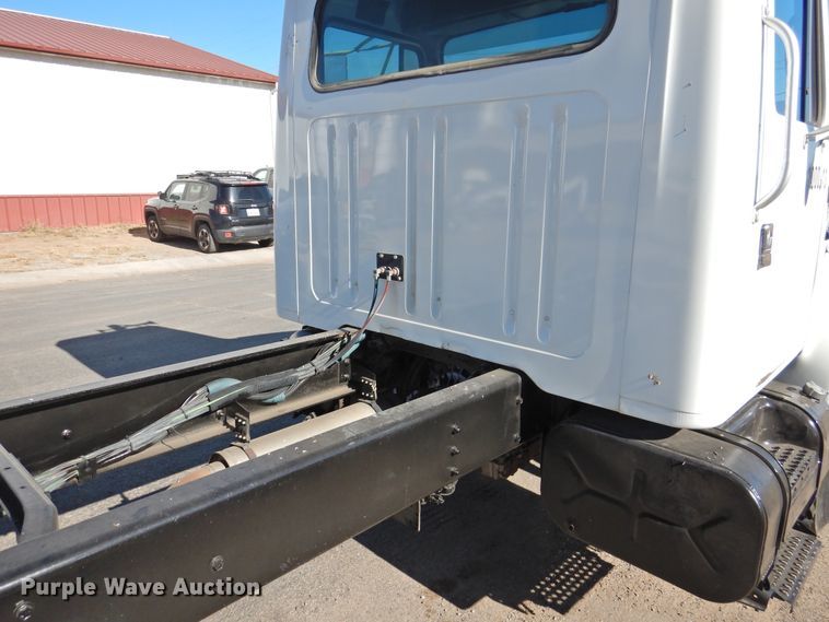 image for item DN0003 2000 International 4900  truck cab and chassis