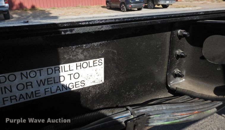 image for item DN0003 2000 International 4900  truck cab and chassis