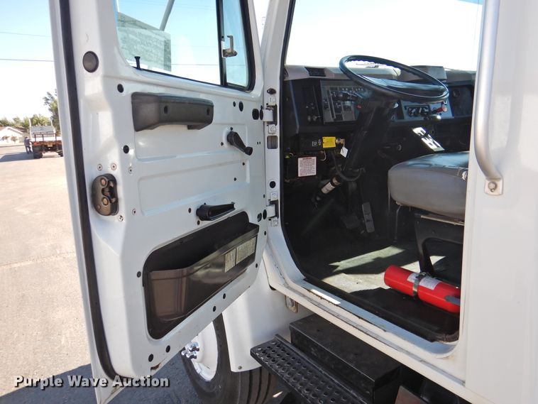image for item DN0003 2000 International 4900  truck cab and chassis