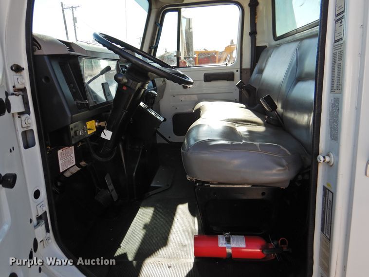 image for item DN0003 2000 International 4900  truck cab and chassis