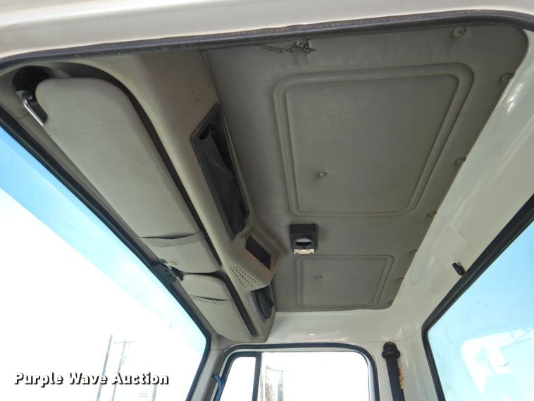 image for item DN0003 2000 International 4900  truck cab and chassis