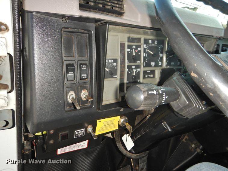 image for item DN0003 2000 International 4900  truck cab and chassis