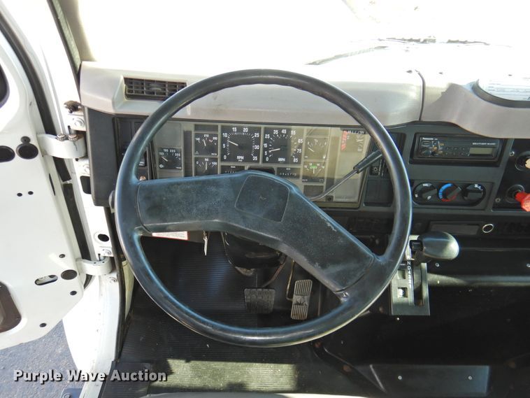 image for item DN0003 2000 International 4900  truck cab and chassis