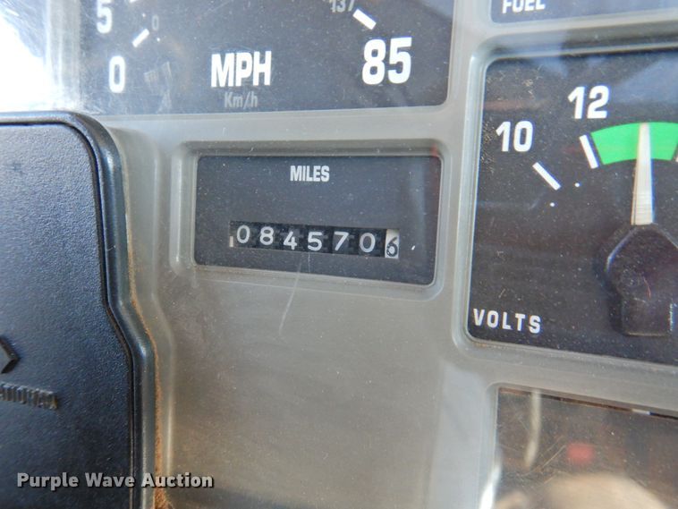 image for item DN0003 2000 International 4900  truck cab and chassis