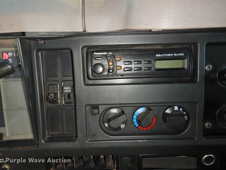 image for item DN0003 2000 International 4900  truck cab and chassis