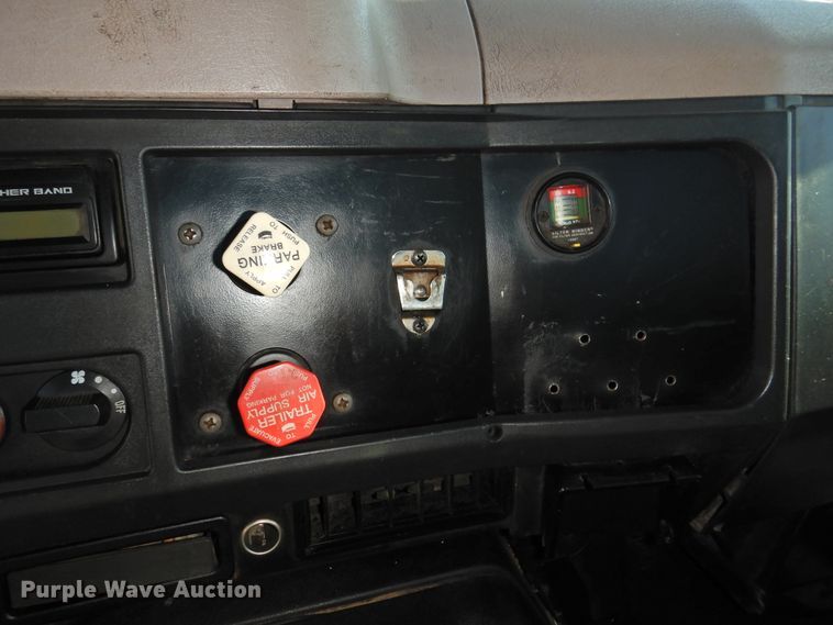 image for item DN0003 2000 International 4900  truck cab and chassis