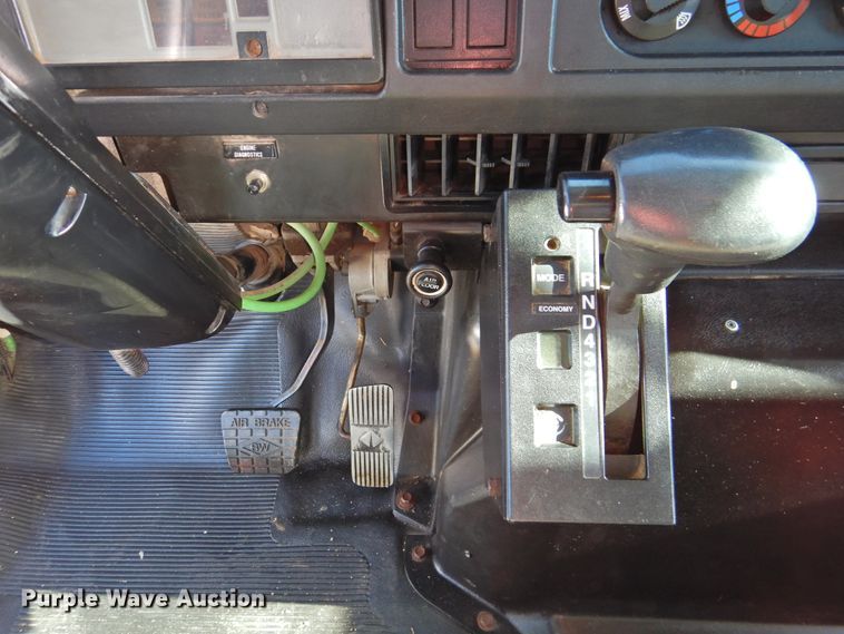 image for item DN0003 2000 International 4900  truck cab and chassis