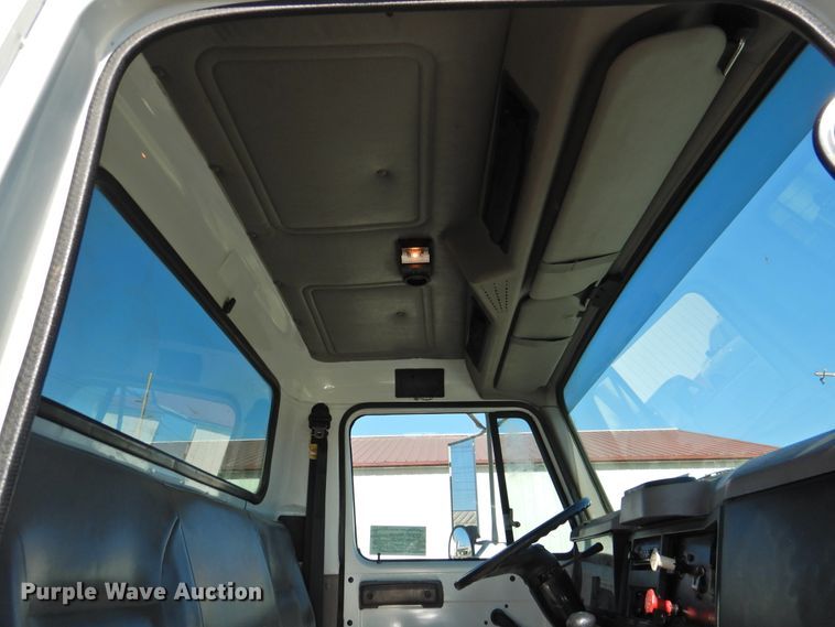 image for item DN0003 2000 International 4900  truck cab and chassis