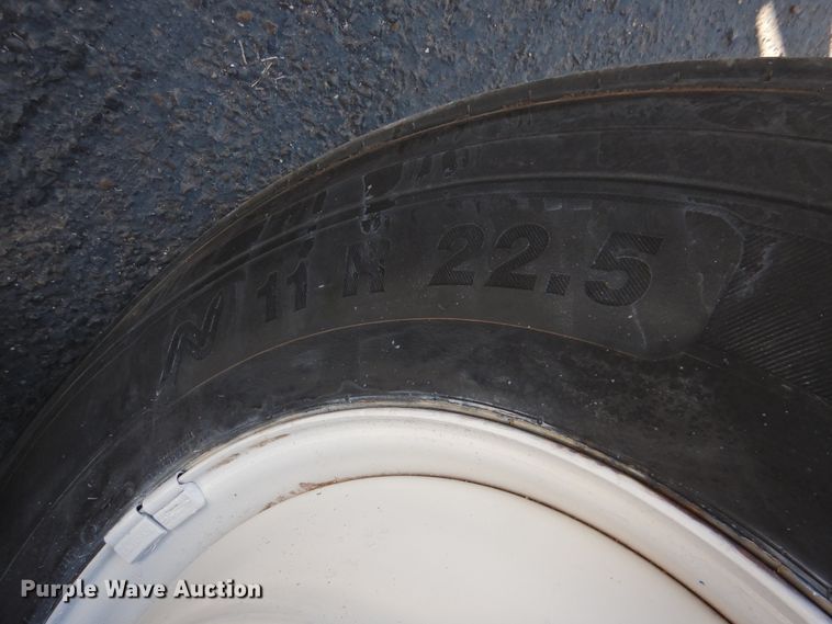 image for item DN0003 2000 International 4900  truck cab and chassis