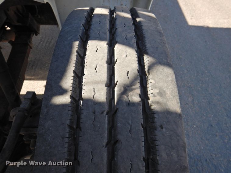 image for item DN0003 2000 International 4900  truck cab and chassis