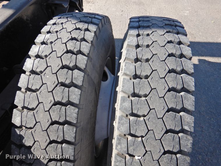 image for item DN0003 2000 International 4900  truck cab and chassis