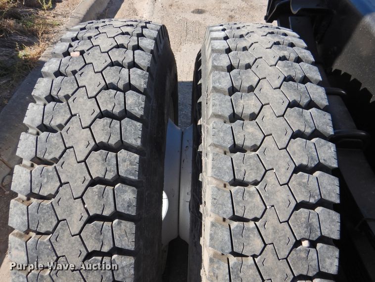 image for item DN0003 2000 International 4900  truck cab and chassis