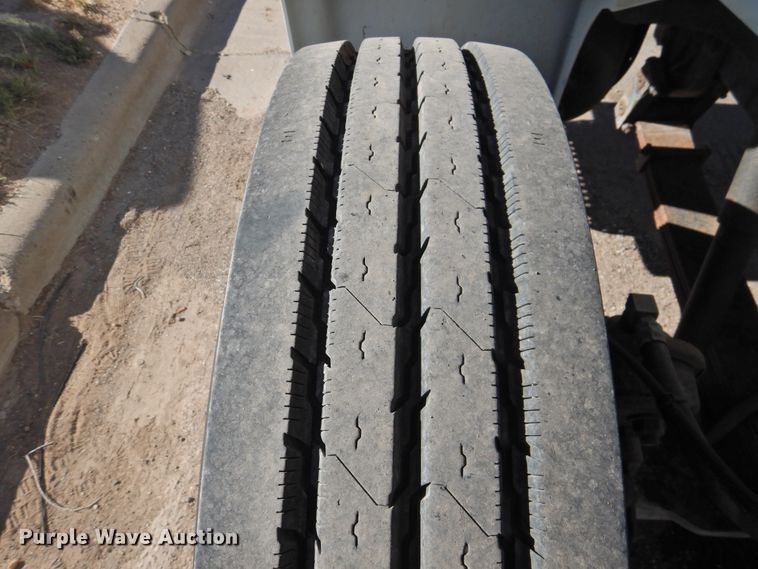 image for item DN0003 2000 International 4900  truck cab and chassis