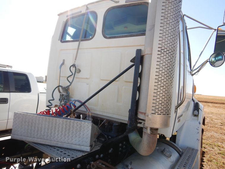 image for item DN8755 2006 Sterling LT9500  semi truck