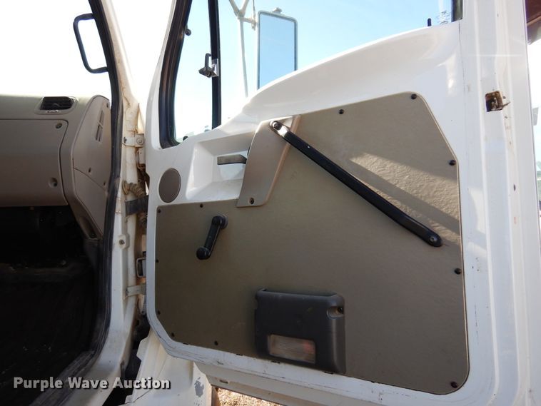 image for item DN8755 2006 Sterling LT9500  semi truck