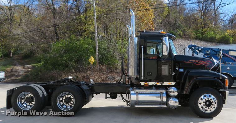 image for item FP9450 2007 Mack CHN613  semi truck