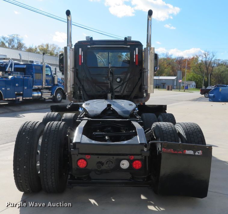 image for item FP9450 2007 Mack CHN613  semi truck