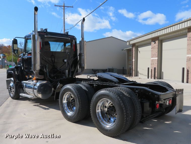 image for item FP9450 2007 Mack CHN613  semi truck