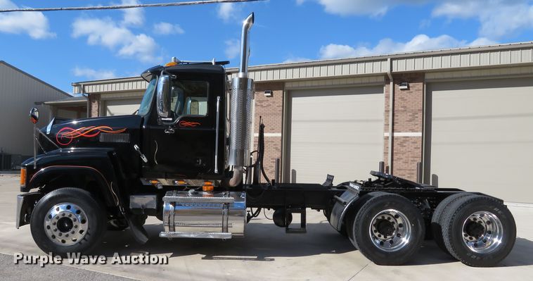 image for item FP9450 2007 Mack CHN613  semi truck