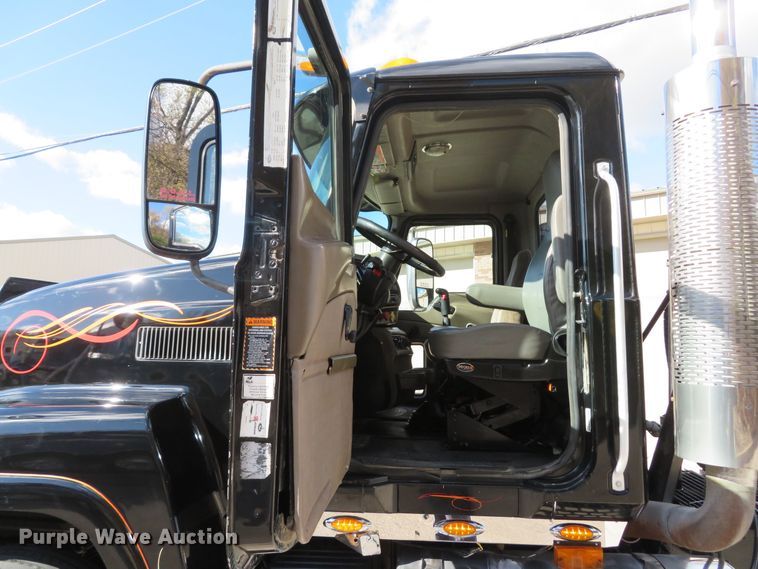 image for item FP9450 2007 Mack CHN613  semi truck