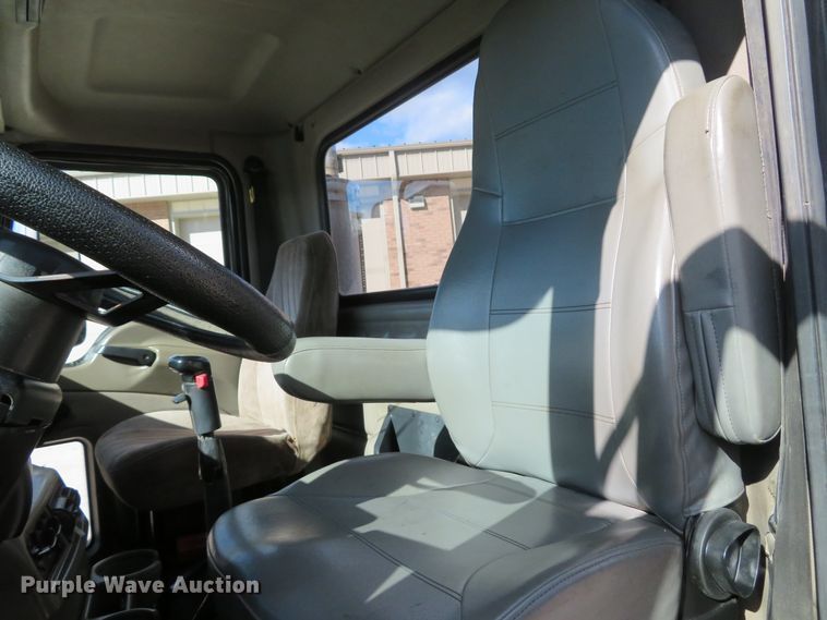 image for item FP9450 2007 Mack CHN613  semi truck