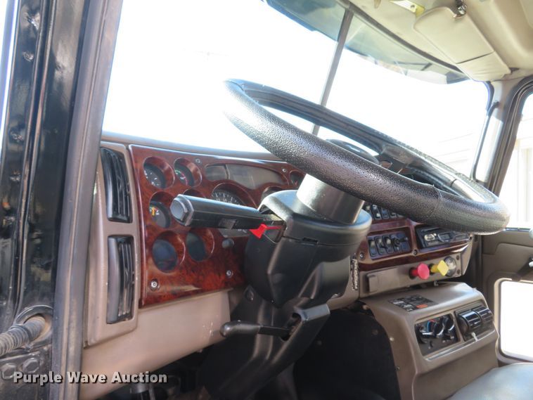 image for item FP9450 2007 Mack CHN613  semi truck