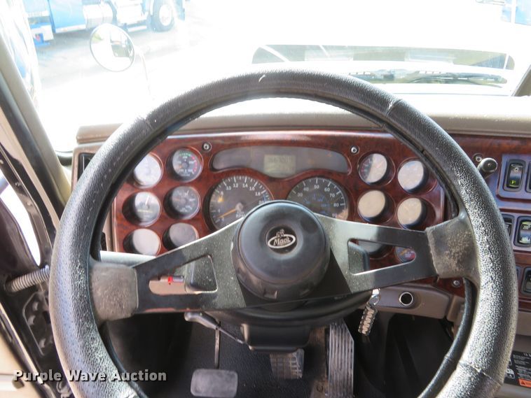 image for item FP9450 2007 Mack CHN613  semi truck