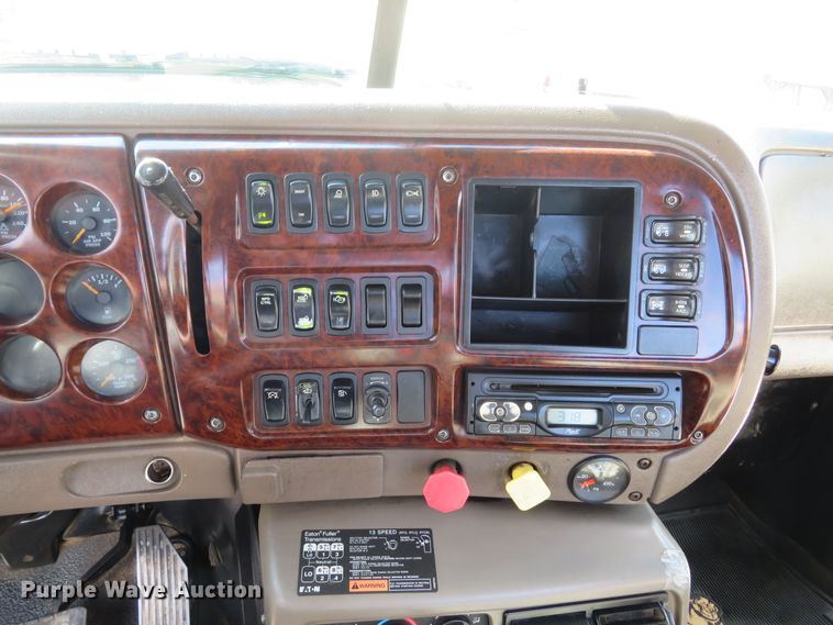 image for item FP9450 2007 Mack CHN613  semi truck