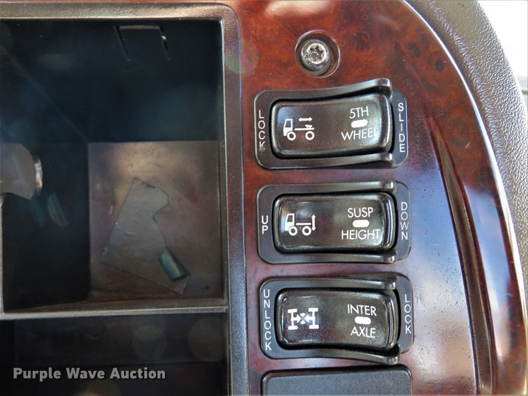 image for item FP9450 2007 Mack CHN613  semi truck