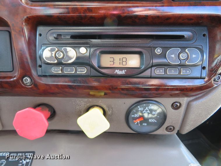 image for item FP9450 2007 Mack CHN613  semi truck