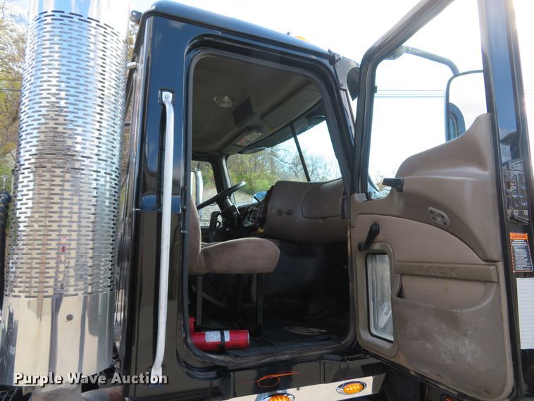 image for item FP9450 2007 Mack CHN613  semi truck