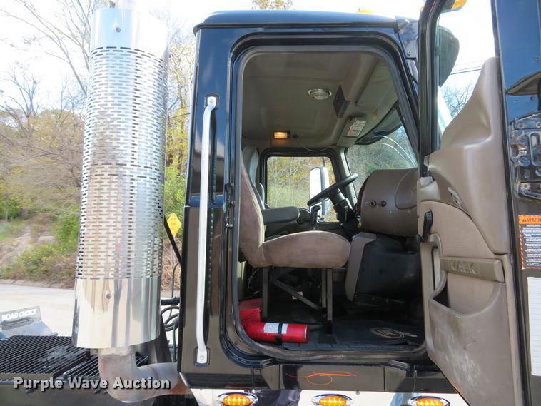 image for item FP9450 2007 Mack CHN613  semi truck