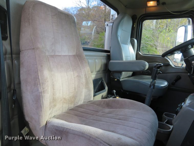 image for item FP9450 2007 Mack CHN613  semi truck