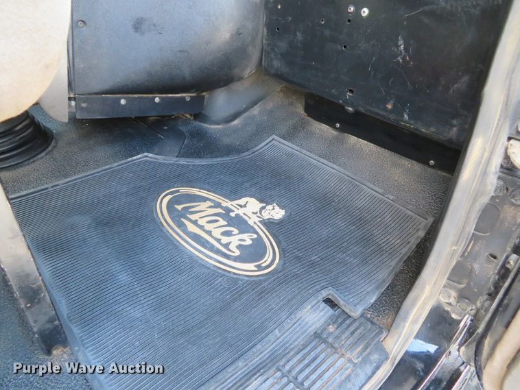 image for item FP9450 2007 Mack CHN613  semi truck