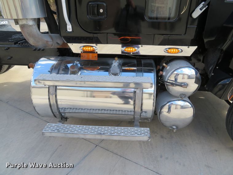 image for item FP9450 2007 Mack CHN613  semi truck