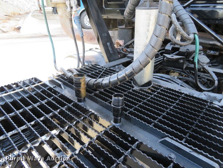 image for item FP9450 2007 Mack CHN613  semi truck