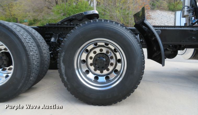 image for item FP9450 2007 Mack CHN613  semi truck