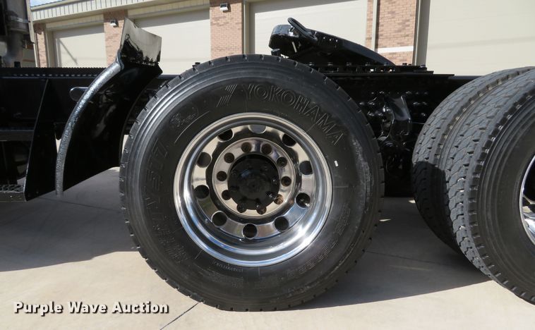 image for item FP9450 2007 Mack CHN613  semi truck