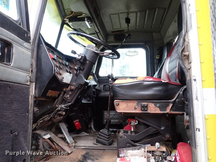 image for item IC9605 1995 Peterbilt 378  semi truck