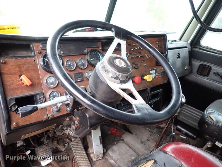 image for item IC9605 1995 Peterbilt 378  semi truck