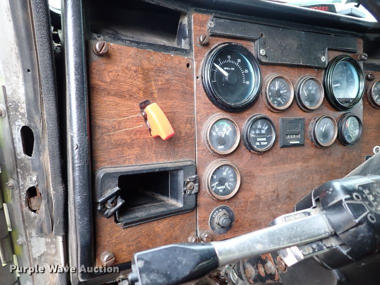 image for item IC9605 1995 Peterbilt 378  semi truck